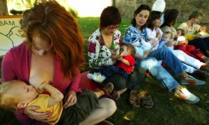 Mothers-breastfeed-their--006