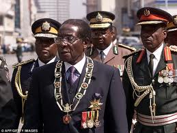 Mugabe con decorazioni