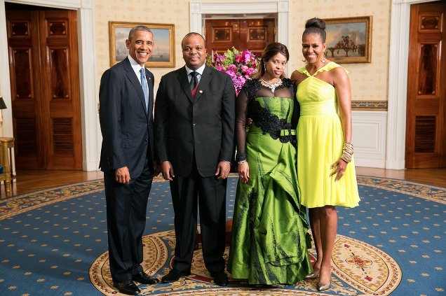 Barack Obama e la First lady Michelle alla Casa Bianca con re Mswati III e la regina Inkhosikati La Mbikiza dello Swaziland in occasione del Summit US-Africa del 5 agosto 2015 (foto courtesy White House)