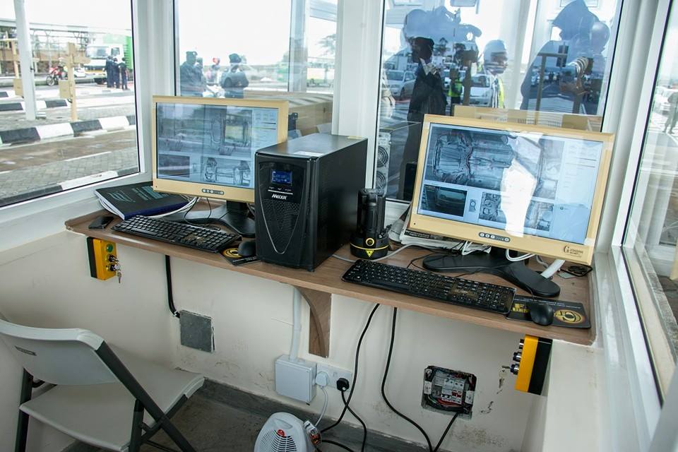 Alcuni monitor nella stanza di controllo