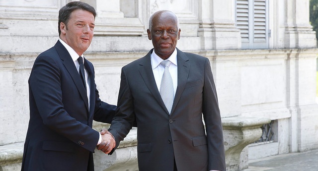 Matteo Renzi con il dittatore Dos Santos. L'Italia ha venduto all'Angola partite di armi che hanno permesso al regime di intensificare la repressione contro i dissidenti. L'Eni ha ingenti interessi nell'ex colonia portoghese 