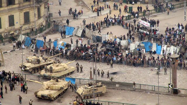 Carri armati schierati di fronte ai manifestanti contro il governo di Al Sisi