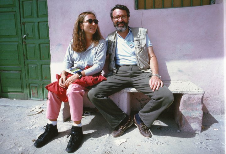 Ilaria Alpi e Massimo Alberizzi fotografati fuori dall'hotel Salafi nel 1993
