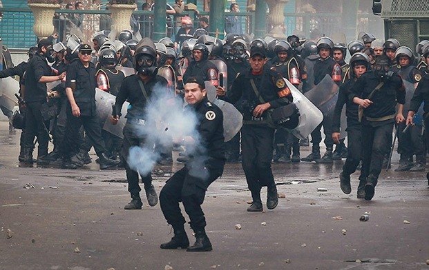 Agenti di polizia sparano lacrimogeni contro i dimostranti