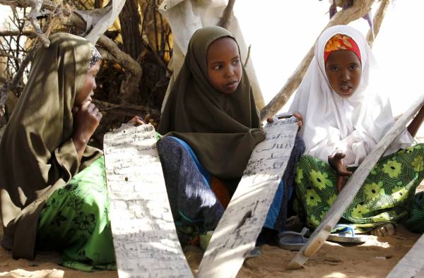 Nel campo di Dadaab i bambini imparano il Corano nelle madrasse appositamente allestito pro loro