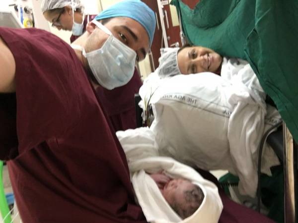 Il piccolo Martin fotografato immediatamente dopo la nascita con i genitori Misha e Nicole