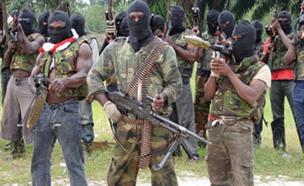 Un gruppo di ribelli nel delta del Niger