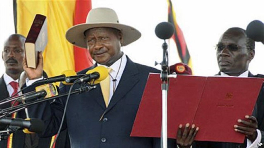 Yowecri Museveni giura per il suo nuovo mandato 