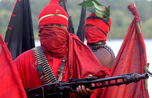 I miliziani del Red Egbesu Water Lions si mascherano con abbigliamento rosso. Foto EPA