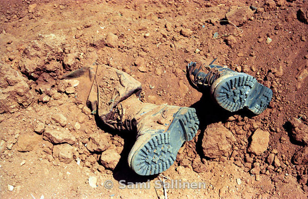 Altra immagine della guerra 1998-2000. Un paio di stivali abbandonato al fronte. Chi li indossava è stato ucciso