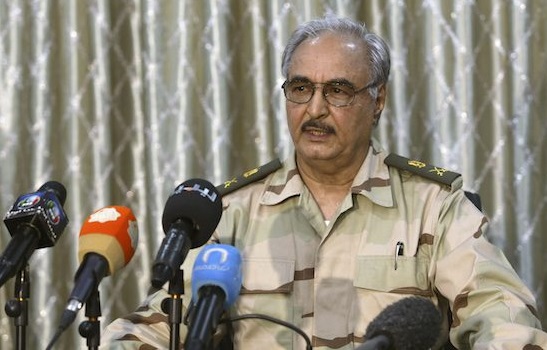 Il generale Khalifa Haftar fotografato durante una conferenza stampa REUTERS/Esam Omran Al-Fetori 