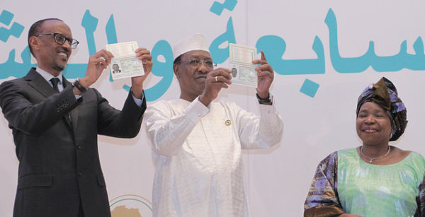 Il presidente ruandese Paul Kagame, il suo omologo ciadiano, Idriss Déby, mostrano il loro passaporto panafricano al summit dell'AU che si è tenuto a Kigali nel giugno scorso. sotto lo sguardo compiaciuto della presidente della Commissione dell'Africa Union. la sudafricana Nkosazana Dlamini-Zuma (Photo: African Union)
