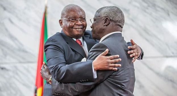 Da sinistra: l'ex presidente mozambicano Armando Guebuza e il leader Renamo Afonso Dhlakama, dopo la firma degli accordi di pace