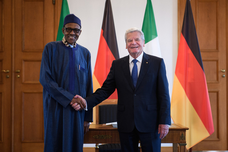 Muhammadu Buhari, presidente della Nigeria a sinistra con Joachim Gauck, presidente della Repubblica federale tedesca