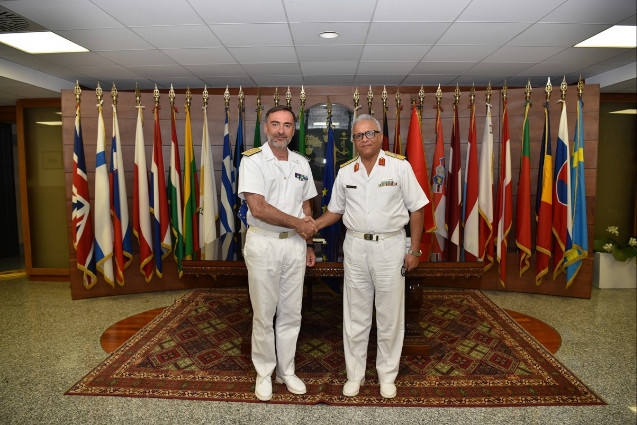 Fayez al Serraj, capo della Guardia costiera libica a destra Enrico Credendino, Operazione Sophia a sinistra