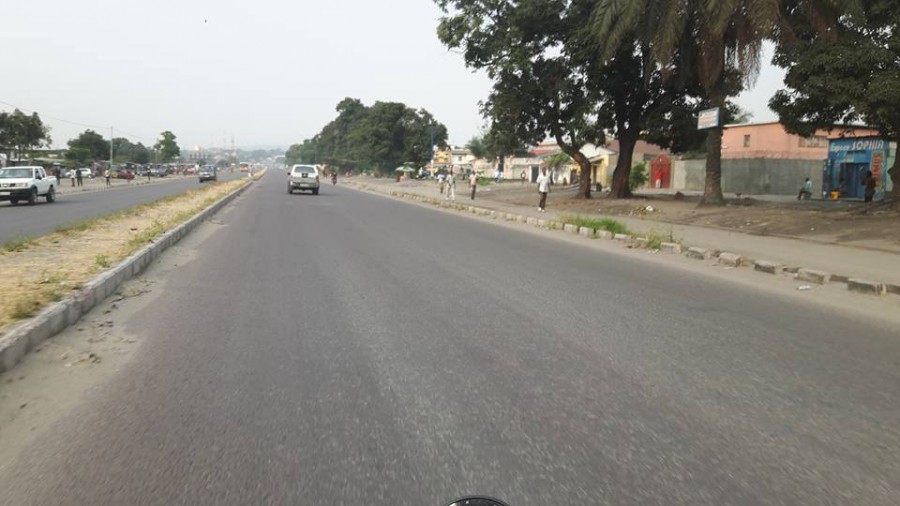 Una strada di Kinshasa completamente deserta 