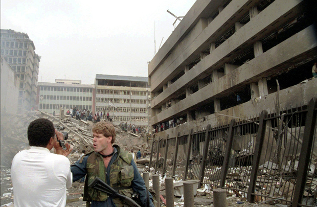 Un soldato americano di guardia all'ambasciata poche ore dopo la violenta esplosione del 7 agosto 1998 in cui la legazione fu distrutta (AP Photo/Sayyid Azim)