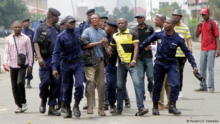 Manifestanti arrestati dalle forze dell'ordine a Kinshasa