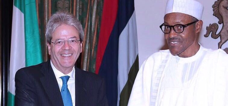 Paolo Gentiloni, allora ministro degli esteri, con il presidente nigeriano Muhammadu Buhari