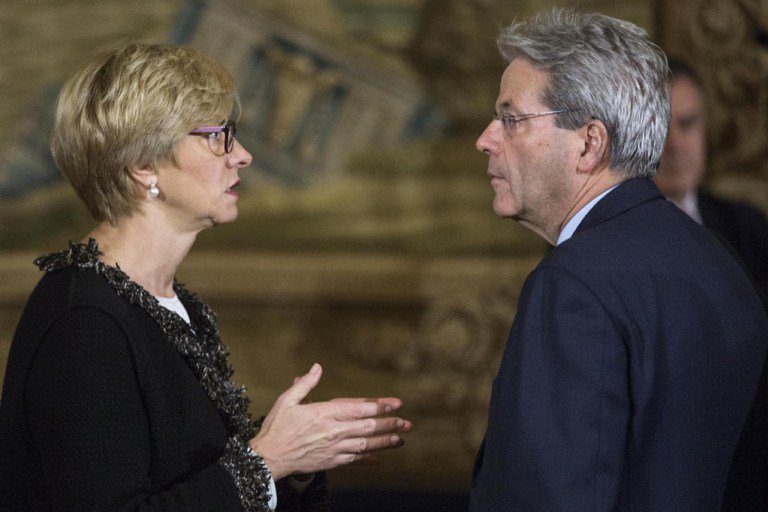 Roberta Pinotti, a sinistra e Paolo Gentiloni a destra