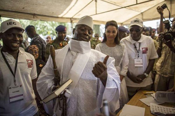 Yahyah Jammeh al seggio elettorale alle recenti elezioni che si sono tenute a inizio dicembre