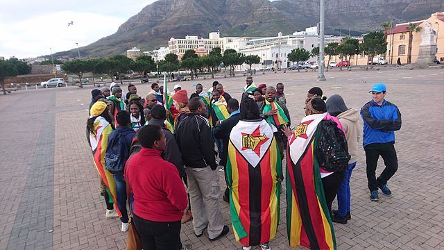 Protesta dei cittadini zimbabwiani in Sudafrica a Cape Town, a supporto della campagna “This Flag 2016”