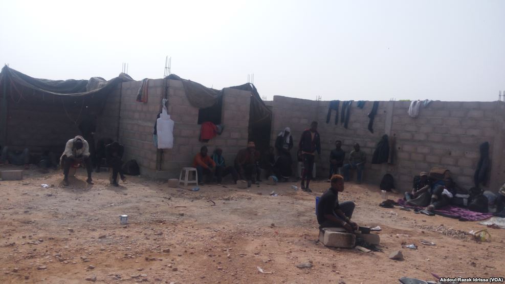 Migranti espulsi dall'Algeria nei loro alloggi ad Agadez, Niger