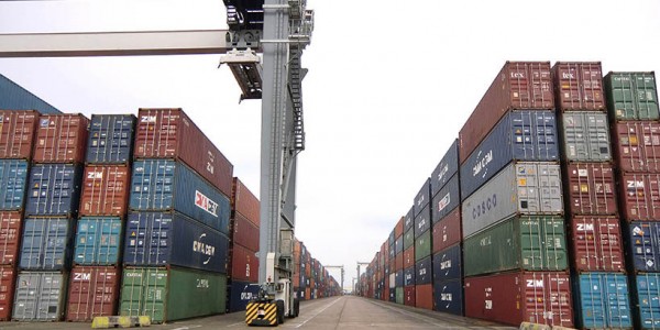 Containers di Bolloré stoccati nel porto di Lagos