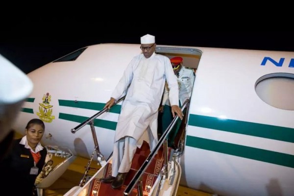 Muhammadu Buhari, presidente della Nigeria, scende dalla scaletta dell'aereo che l'ha riportato a Kaduna