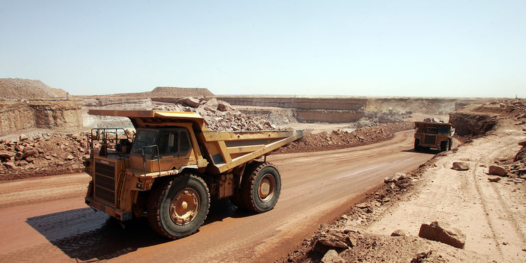 Camion che trasportano rocce contenti uranio nel Niger