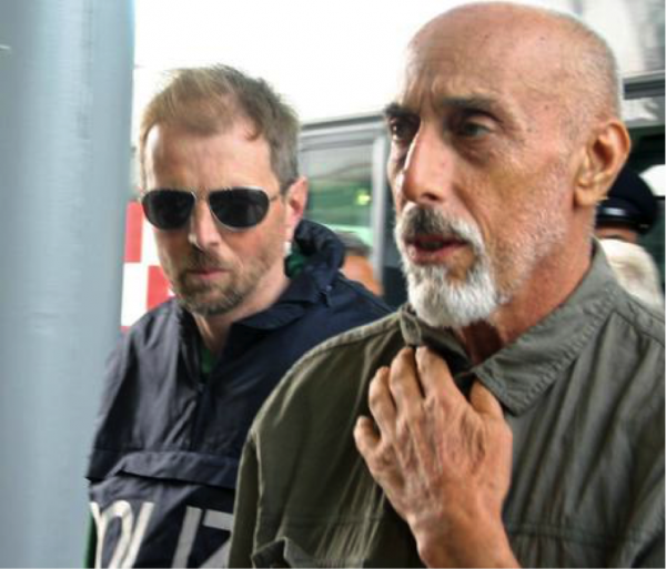 Fulvio Alberto Leon e, uno dei tre arrestati, al suo arrivo all’aeroporto di Fiumicino