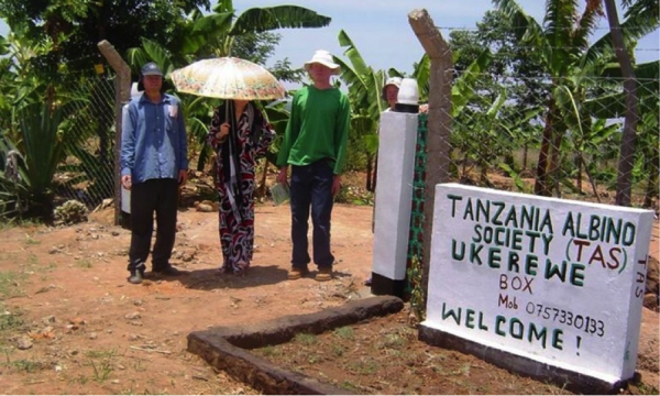 Il cartello di benvenuto per gli albini che raggiungono l’Isola di Ukerewe