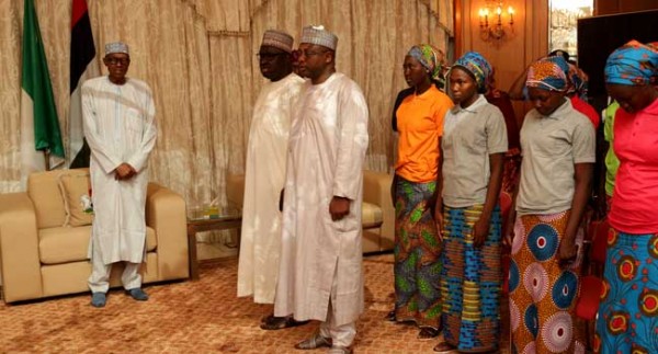Le ragazze liberate insieme al presidente della Nigeria, Muhammadu Buhari