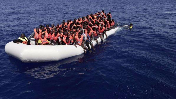 Migranti su gommone in mare