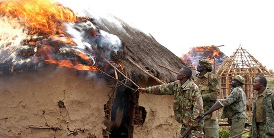 Agenti di polizia e del Kenya Wildlife Service distruggono un villaggio Ogiek nel Mau Forest