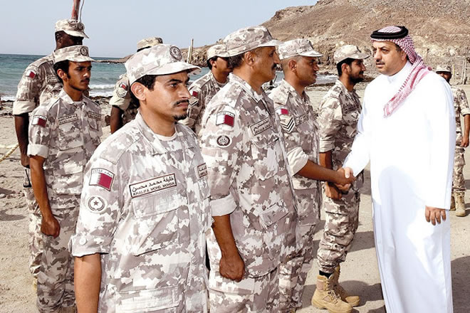 Il ministro della Difesa del Qatar, Khalid Al Attiyah e uomini delle truppe al confine eritreo-gibutiano