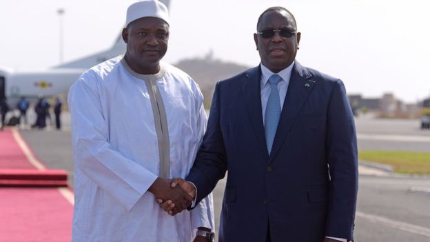 Adama Barrow, presidente del Gambia a sinistra, e Macky Sall, presidente del Senegal, a destra