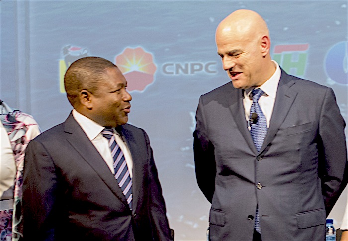 Da sin. il presidente mozambicano Filipe Nyusi e l'ad Eni Claudio Descalzi (courtesy Eni)