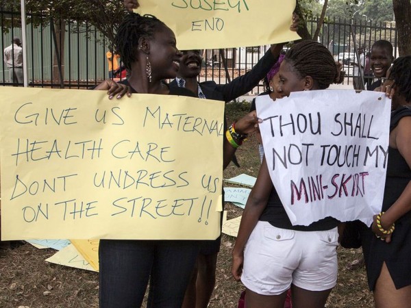 Uganda: manifestazione contro il divieto delle mini-gonne sul posto di lavor