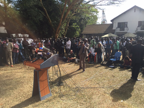I giornalisti assiepati attorno al palco dove tra pochi minuti parlerà Raila Odinga