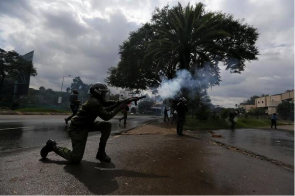 Un poliziotto mentre sta sparando lacrimogeni a Kisumu