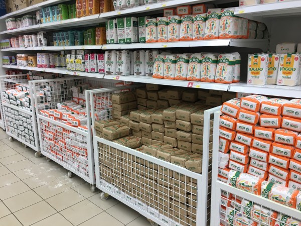 Gli scaffali di un supermercato carichi di ugali 