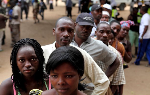 File ordinate davanti ai seggi elettorali angolani, malgrado le lunghe attese
