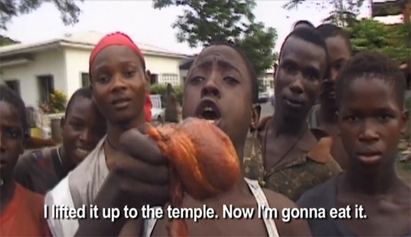 “L’ho appena portato nel tempio – dice questo giovane liberiano mostrando alla telecamera un cuore umano – ed ora lo mangerò.” 