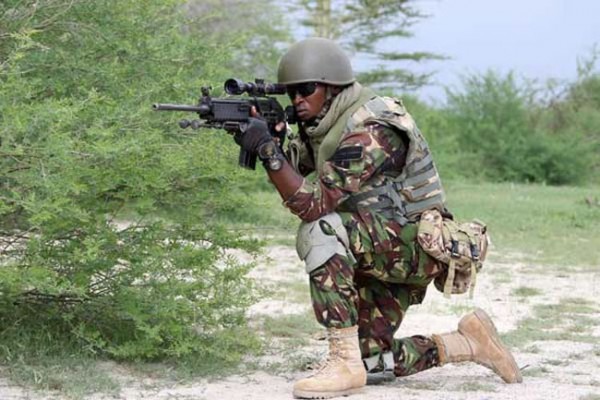 Soldato keniota in azione in Somalia