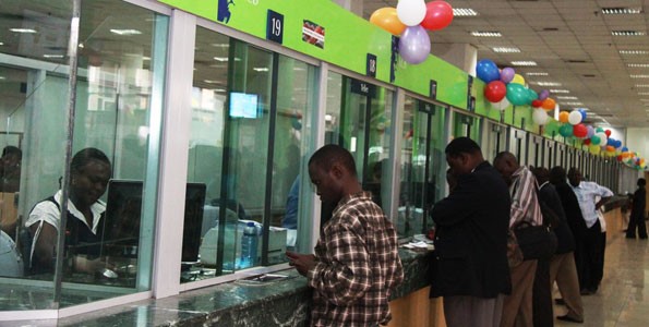 Agli sportelli di una banca del Kenya