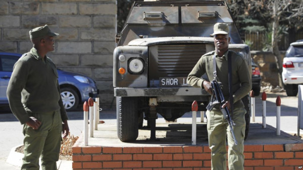 Militari davanti al quartiere generale di Maseru, capitale del Lesotho