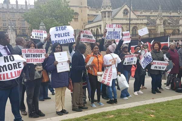 Sostenitori del NASA portano la loro protesta a Londra davanti al Parlamento Britannico