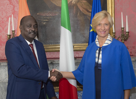 Roberta Pinotti, nostro ministro alla Difesa con il suo omologo nigerino Kalla Moutari