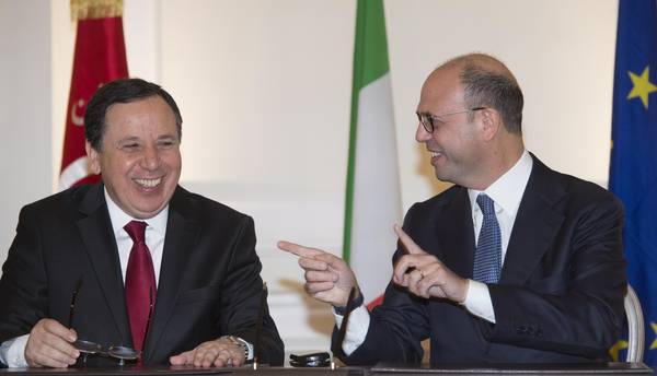Il ministro degli Esteri tunisino Khemaies Jhinaoui con Angelino Alfano a Roma